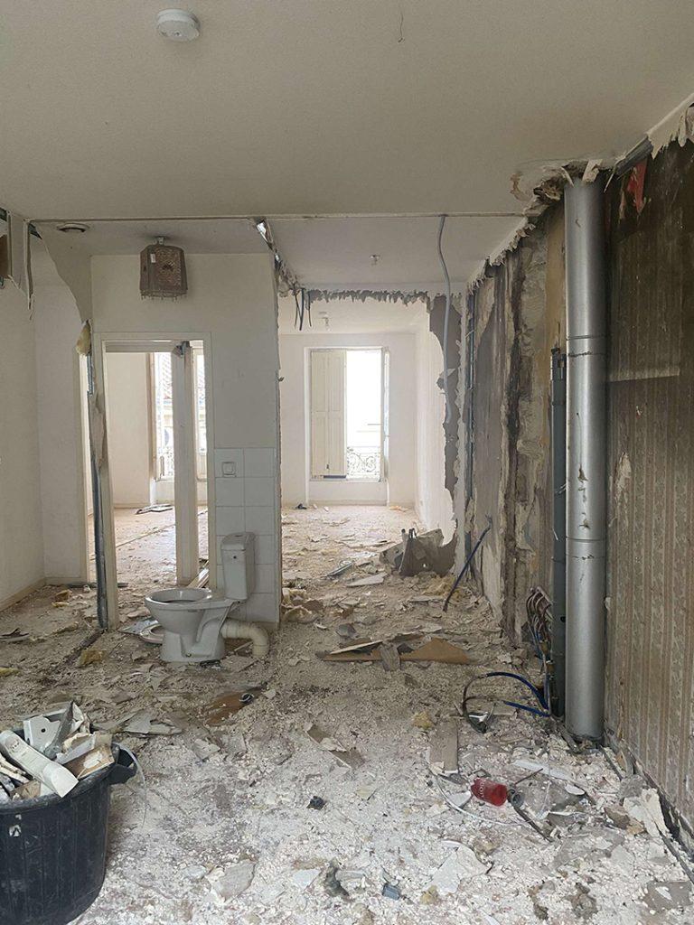 Intérieur en cours de démolition à Bordeaux par DBJ33, entreprise spécialisée en démolition et terrassement en Gironde.