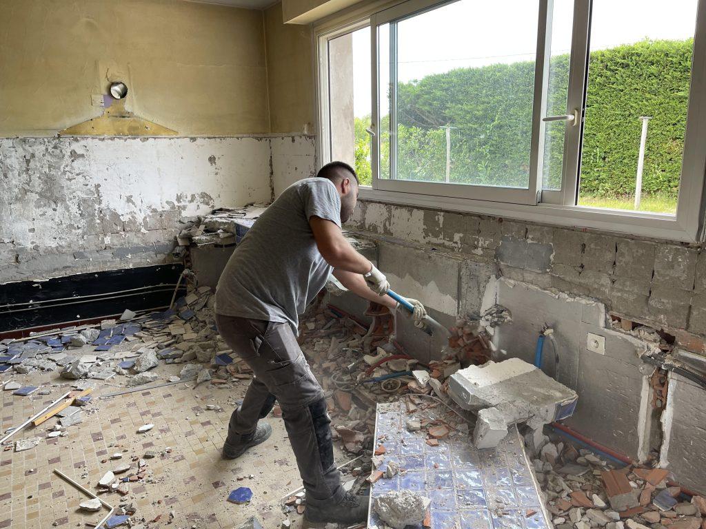 Intervention DBJ33 sur un chantier de démolition à Bordeaux, percement d’un mur intérieur.